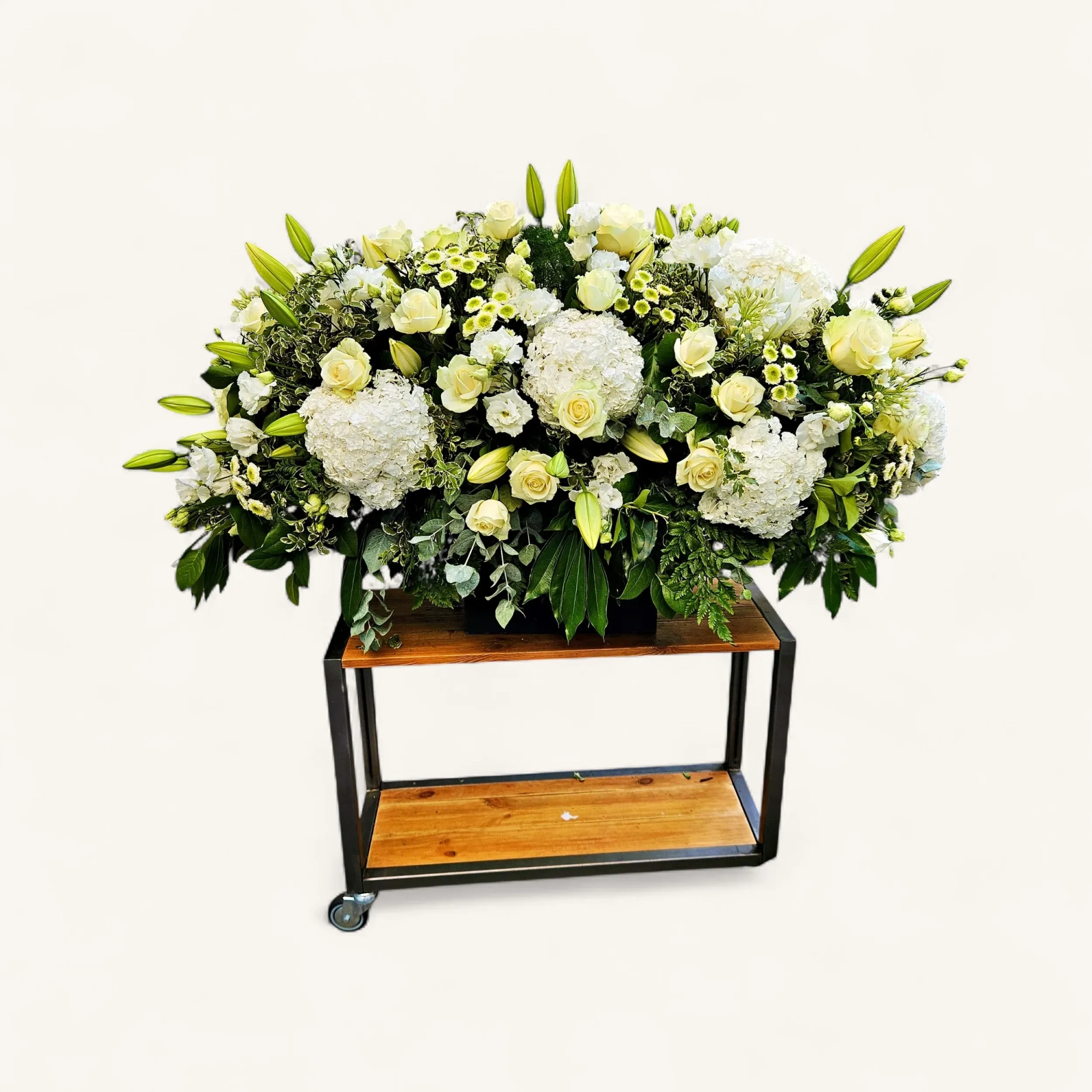 M0Q-11.webp Fleurs deuil Genève dessus de cercueil blanc, roses, hortensias et lys en boutons dans un bac noir