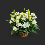 Fleurs deuil Genève panier osier blanc vert : lys, roses, lisianthus et feuillage