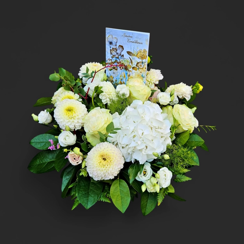 Fleurs deuil Genève : panier rond blanc avec hortensia, dahlias et roses crème