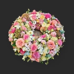 Fleurs deuil Genève couronne pastel roses : couronne ronde de roses, lisianthus et hortensias