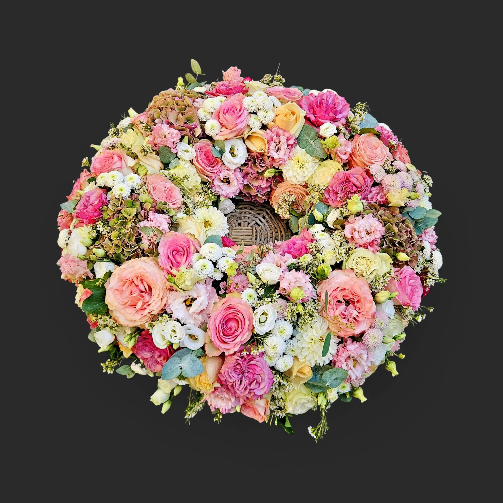 M0Q-2.webp Fleurs deuil Genève couronne pastel roses : couronne ronde de roses, lisianthus et hortensias