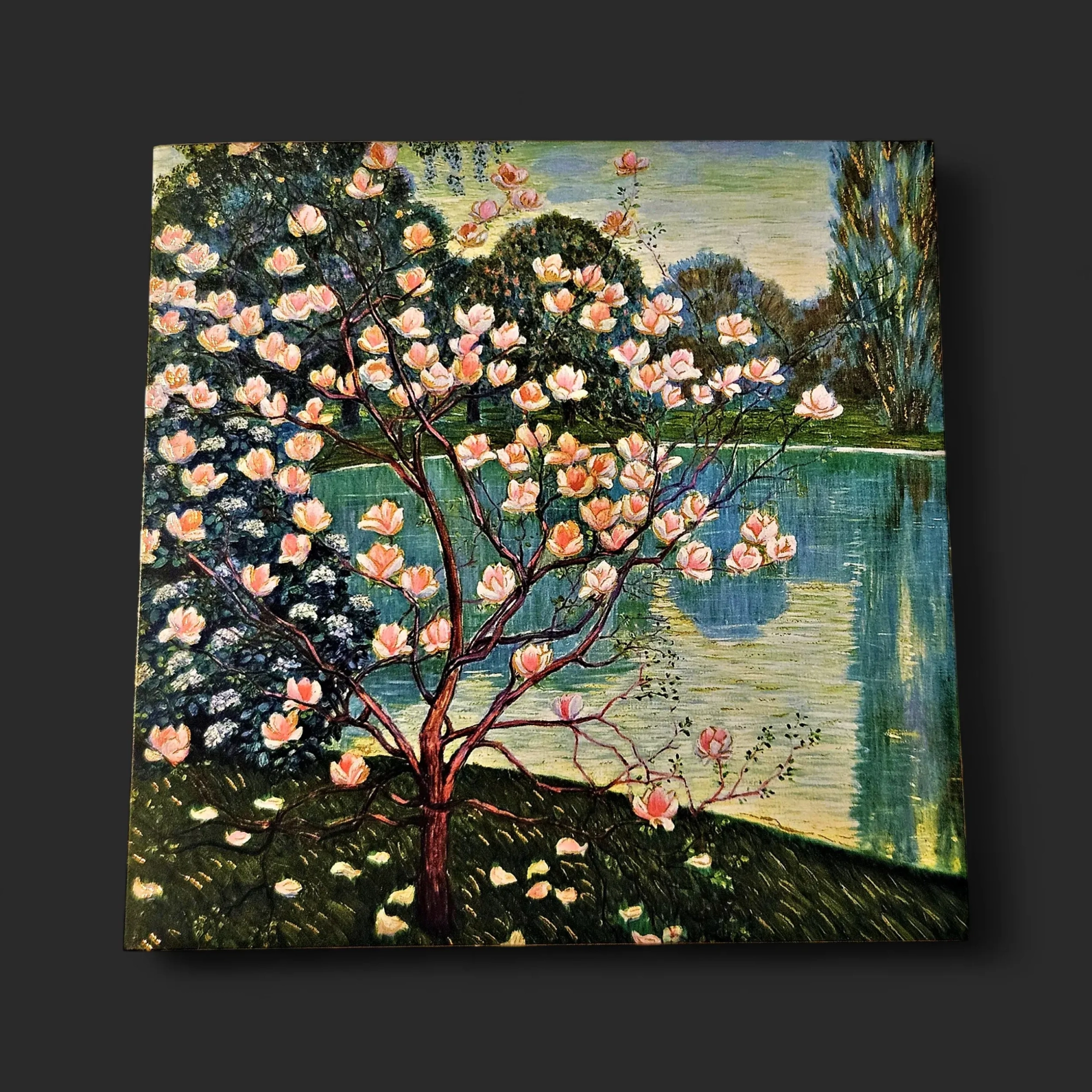 M0Q-31.webp Carte condoléances Genève magnolia lac carrée, peinture d'un magnolia rose pâle et doré au bord d'un lac