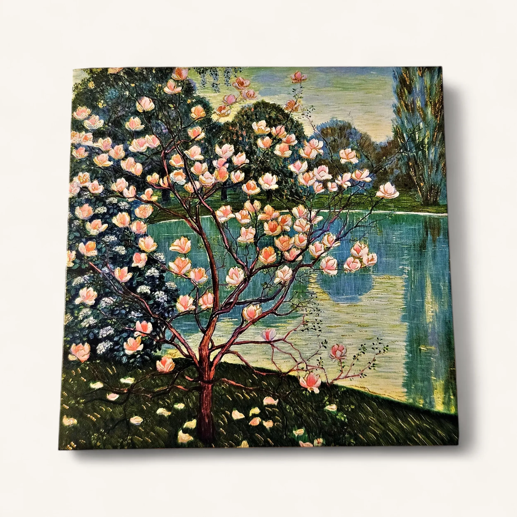 M0Q-32.webp Carte condoléances Genève magnolia lac carrée, peinture d'un magnolia rose pâle et doré au bord d'un lac
