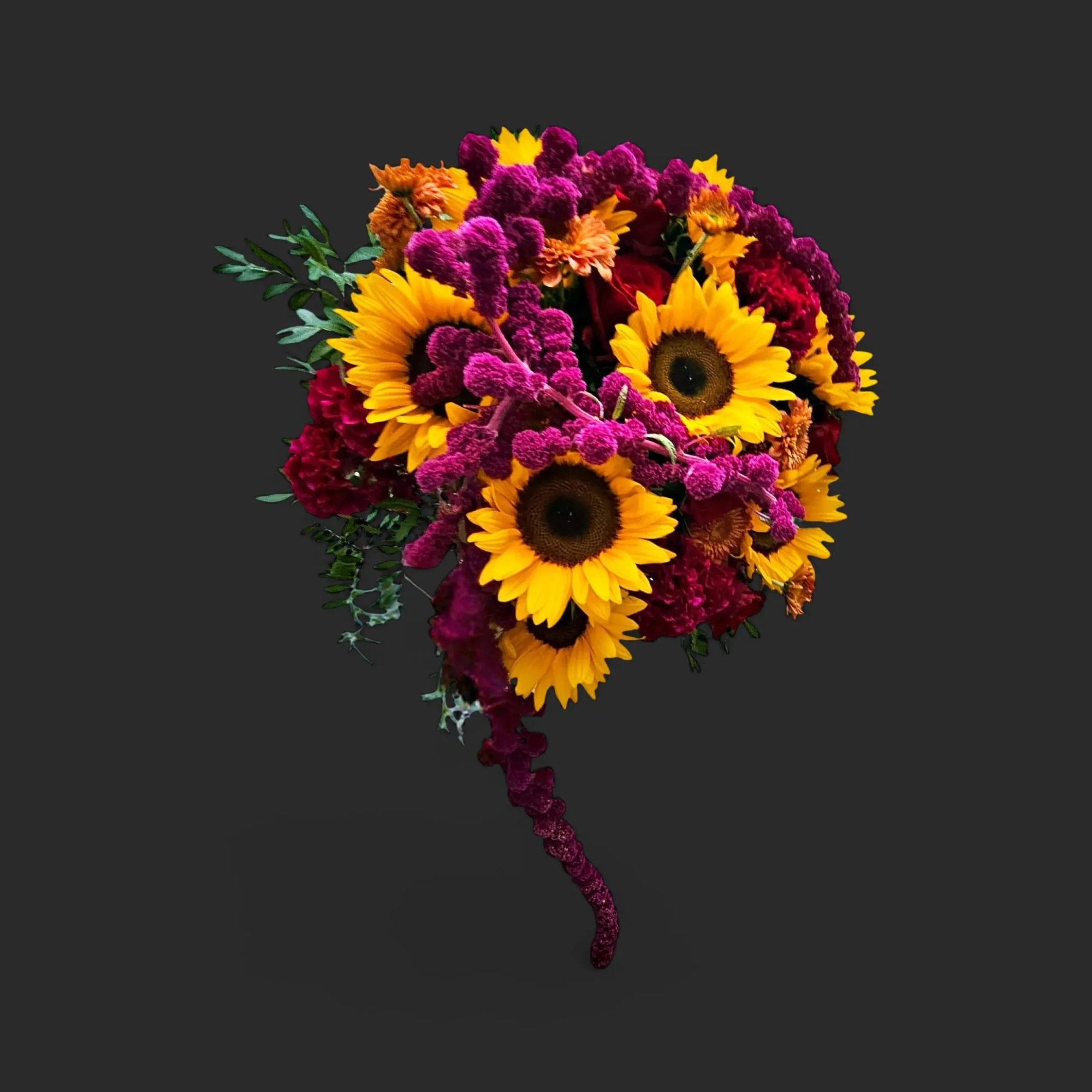 M0Q.webp Gros plan du somptueux bouquet automnal geneve 'Carnet d'Octobre' avec tournesols jaunes, celosia pourpres et fleurs orangées.
