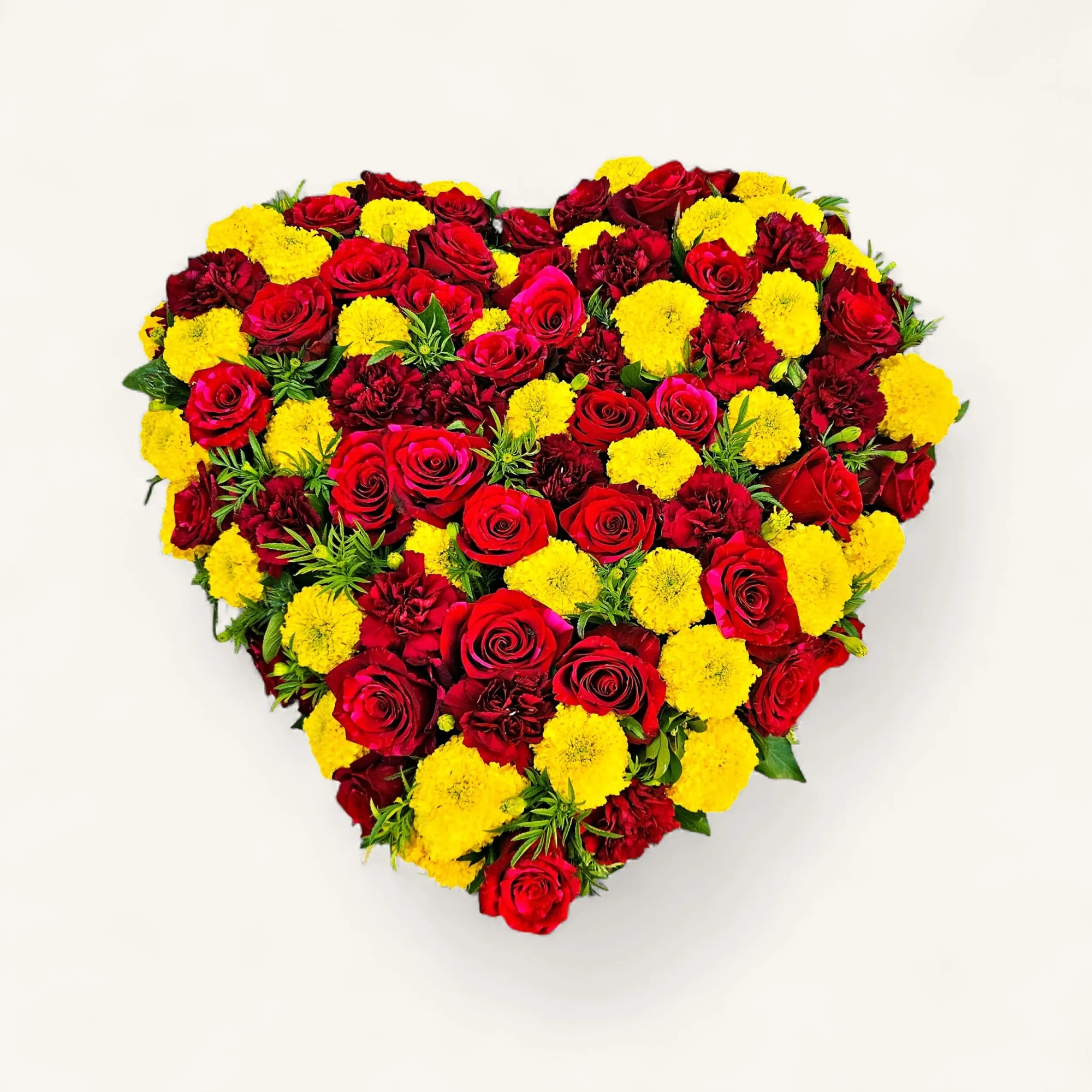 NTg4JTNE.webp Fleurs deuil Genève : cœur de roses rouges, œillets bordeaux et tagètes posé à plat