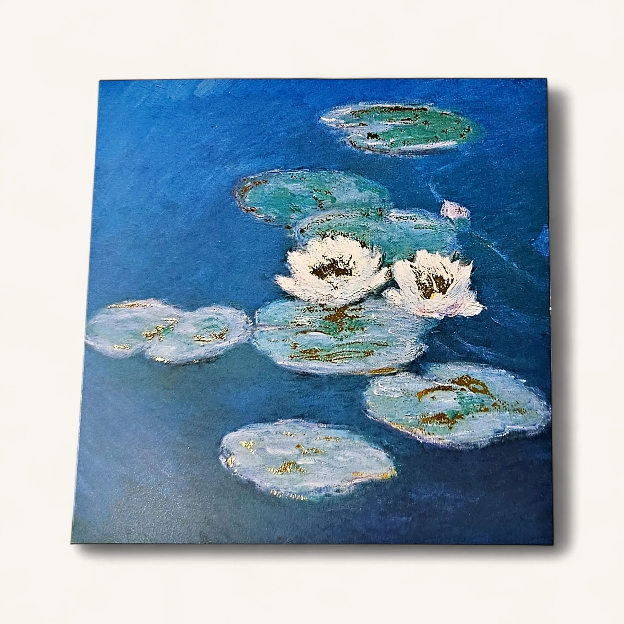NWZXTVVSeDdjJTNE.webp Carte condoléances Genève nymphéas bleu carrée, peinture à l'huile aux nymphéas blancs et dorure