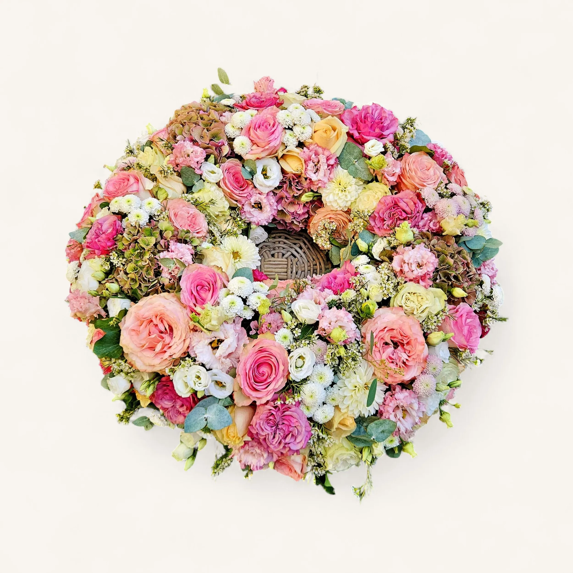 Vlc3ZXMlM0Q.webp Fleurs deuil Genève couronne pastel roses : couronne ronde de roses, lisianthus et hortensias