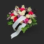 Fleurs deuil Genève roses fuchsia crème, petit arrangement avec ruban de satin blanc cassé