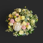 Fleurs deuil Genève rond blanc pastel : roses blanches, hortensia et dahlias rose pâle