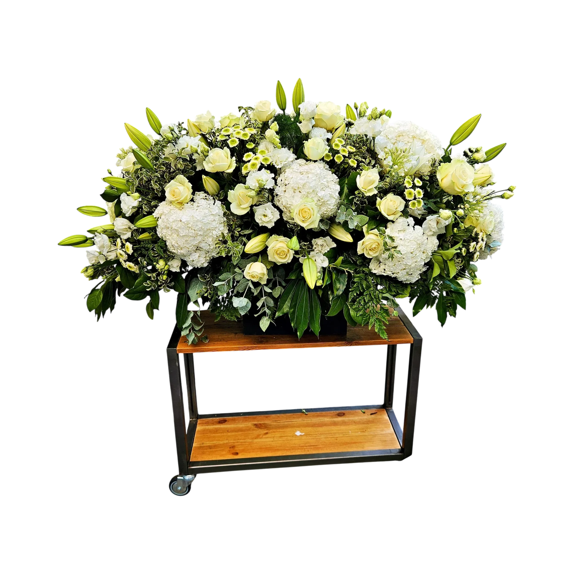 cyUzRA-1.webp Fleurs deuil Genève dessus de cercueil blanc, roses, hortensias et lys en boutons dans un bac noir