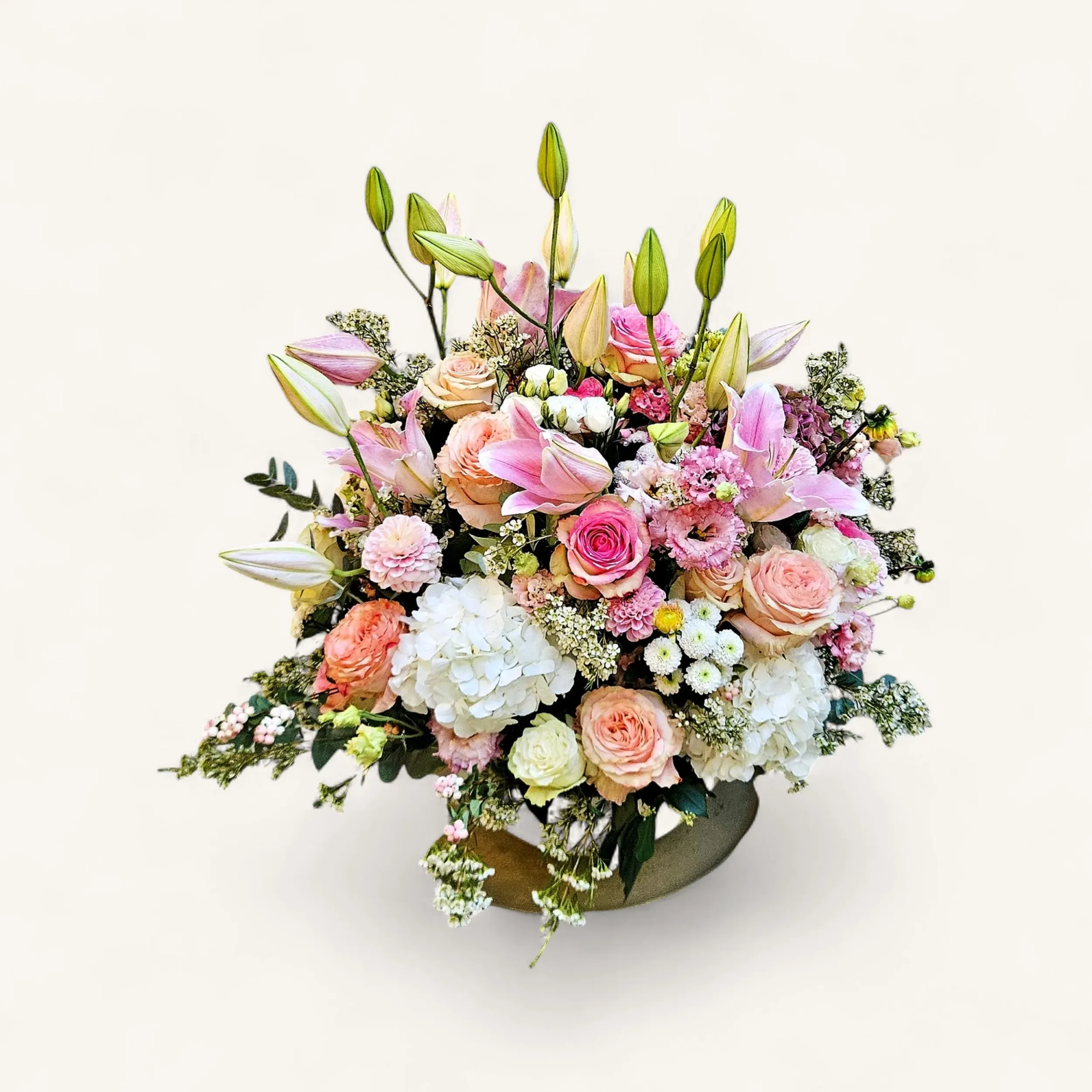 cyUzRA.webp Fleurs deuil Genève lys roses pastel : arrangement Veillée de rosée aux lys, roses et hortensias blancs