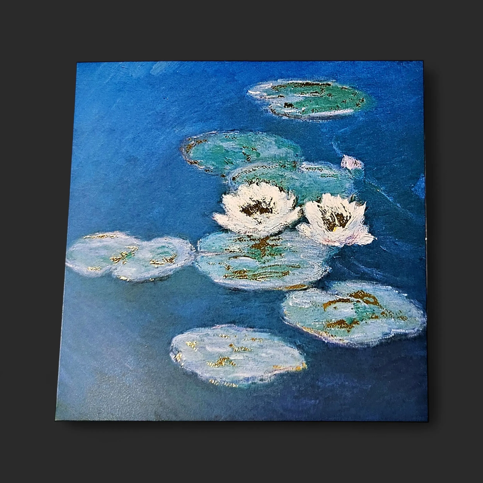 d1Vxc1poN2dvJTNE.webp Carte condoléances Genève nymphéas bleu carrée, peinture à l'huile aux nymphéas blancs et dorure