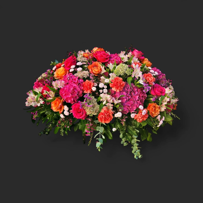 Fleurs deuil Genève dessus cercueil corail, hortensias, roses et œillets fuchsia