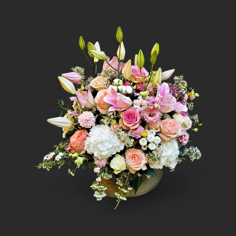 Fleurs deuil Genève lys roses pastel : arrangement Veillée de rosée aux lys, roses et hortensias blancs