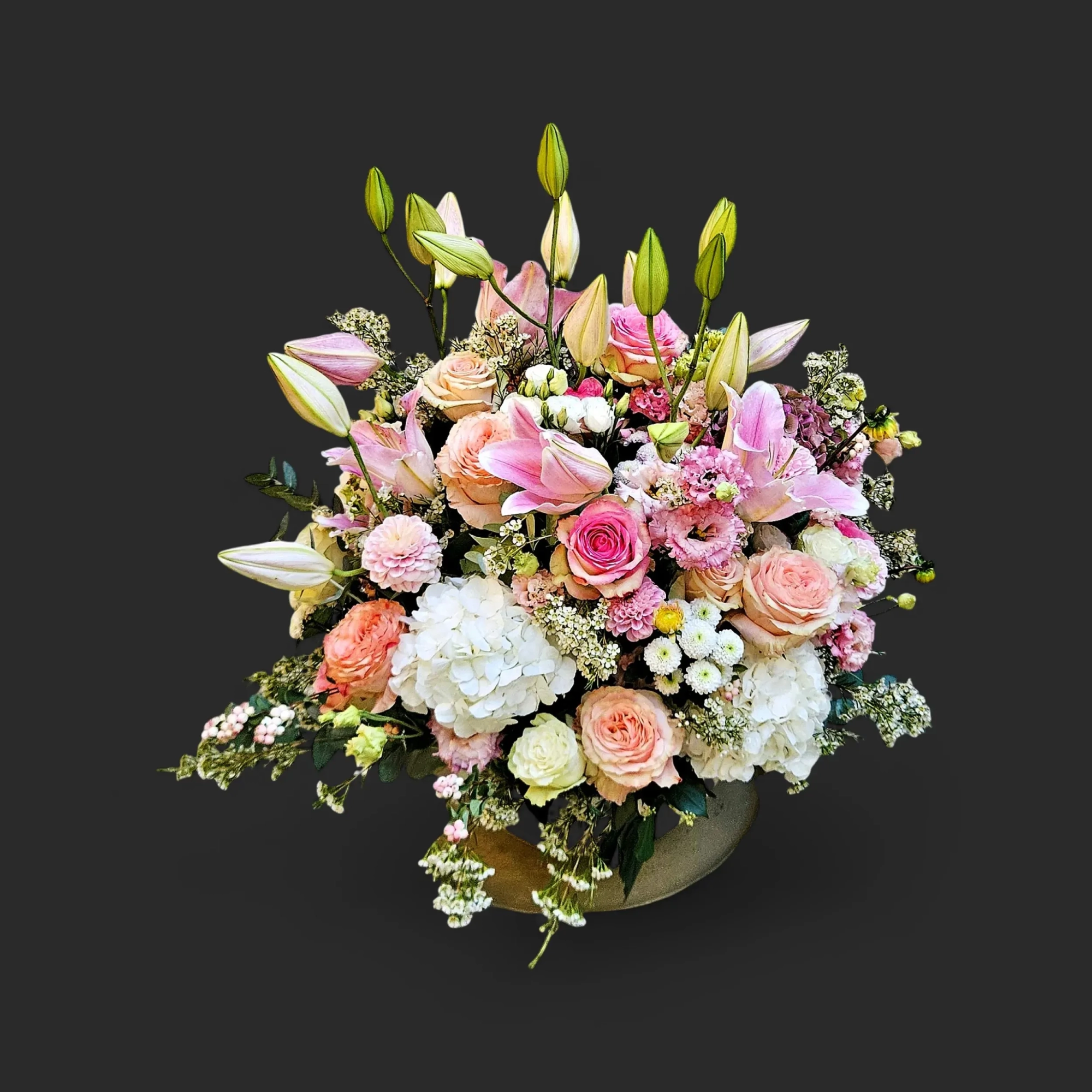dyUzRA.webp Fleurs deuil Genève lys roses pastel : arrangement Veillée de rosée aux lys, roses et hortensias blancs