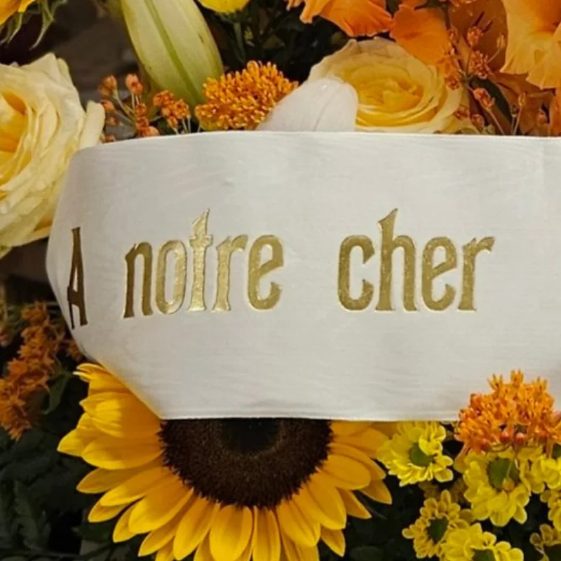 Ruban de deuil blanc, écriture à la feuille d'or