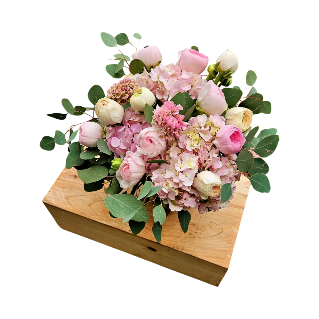 Vue de face du bouquet printemps hortensia geneve 'Brume de Printemps' avec ses renoncules, pivoines et eucalyptus pastel.