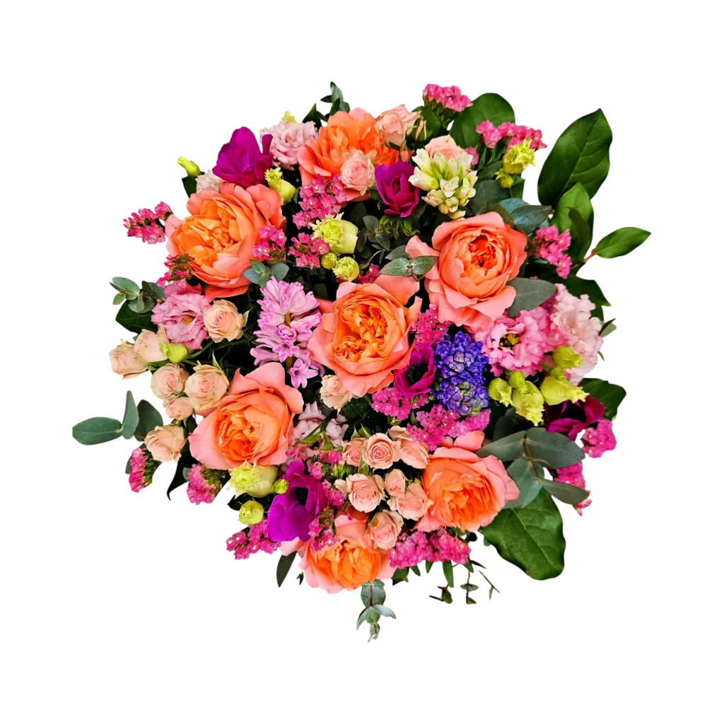 Gros plan sur un bouquet corail roses printemps genève luxuriant, avec des roses anglaises, anémones fuchsia et jacinthes.