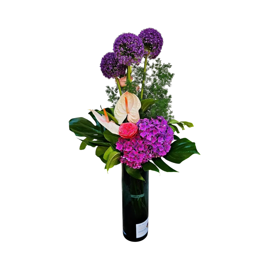 Notre bouquet moderne violet genève avec des globes d'allium, une rose fuchsia, des anthuriums ivoire et un hortensia pourpre.