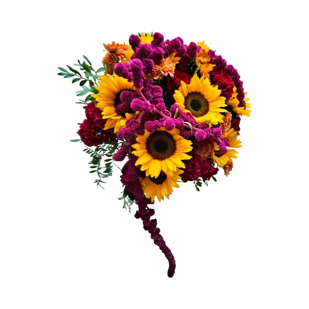 Gros plan du somptueux bouquet automnal geneve 'Carnet d'Octobre' avec tournesols jaunes, celosia pourpres et fleurs orangées.